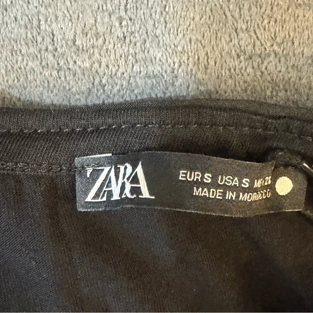 Zara Black Short Sleeve Tee

#1051 - Picture 4 of 5